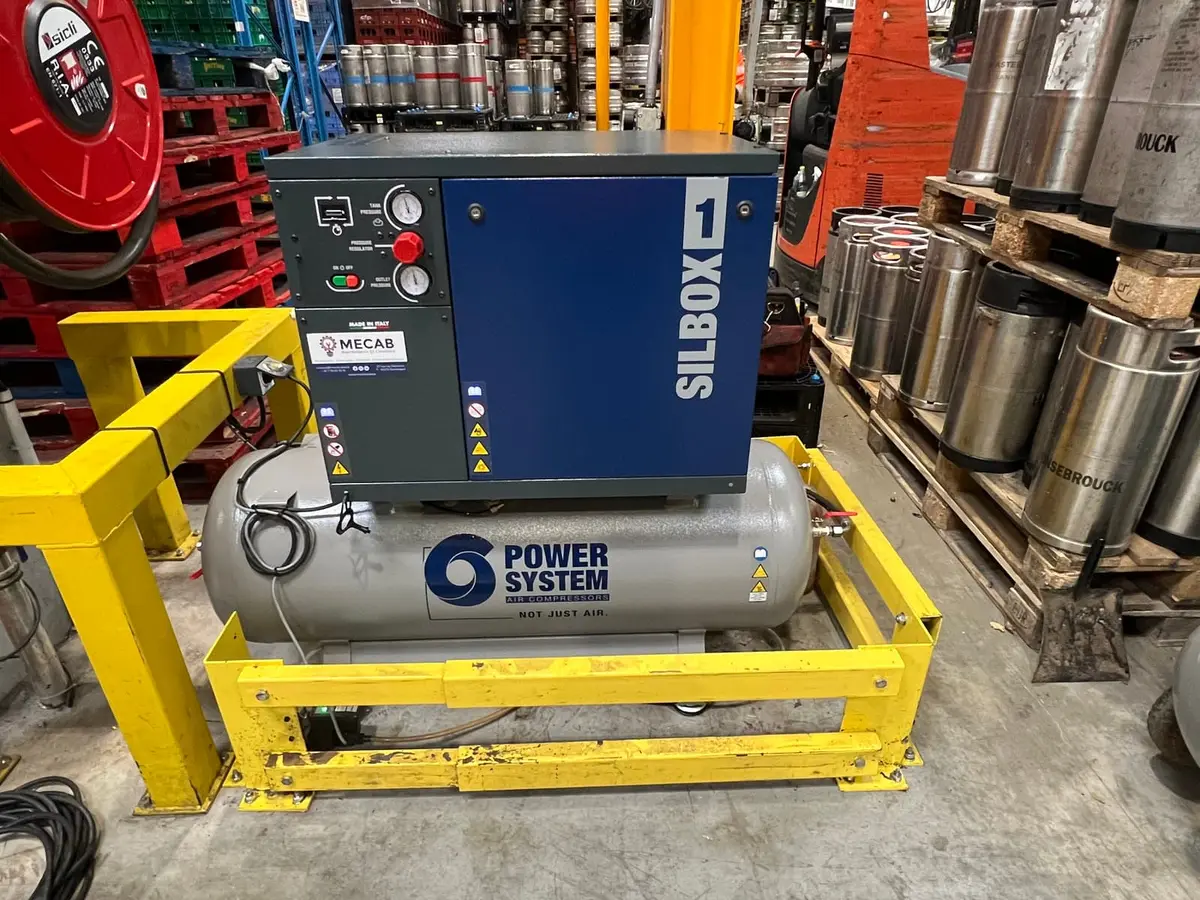 Compresseur à pistons insonorisé installé par MECAB en atelier