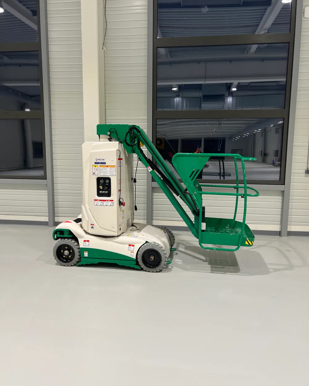 Nacelle élévatrice MECAB déployée dans un hall industriel