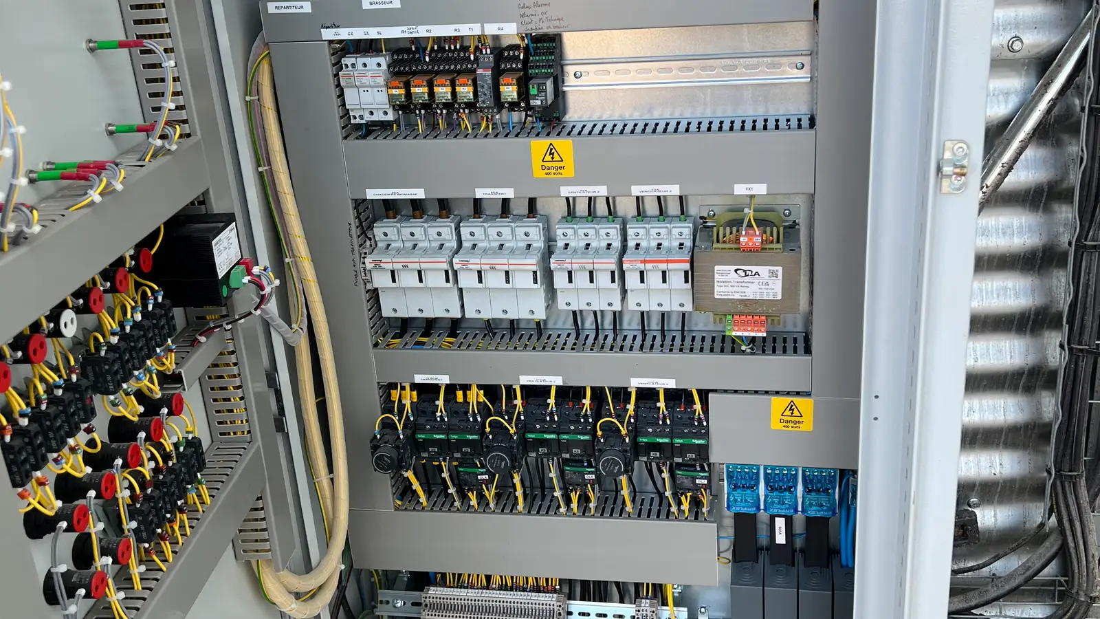 Armoire électrique industrielle câblée et repérée par MECAB
