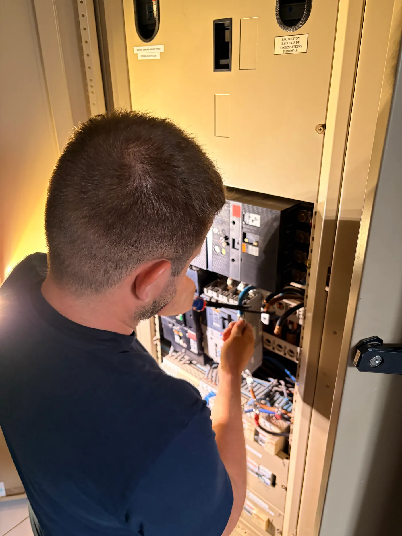 Technicien MECAB en intervention de dépannage dans une armoire électrique