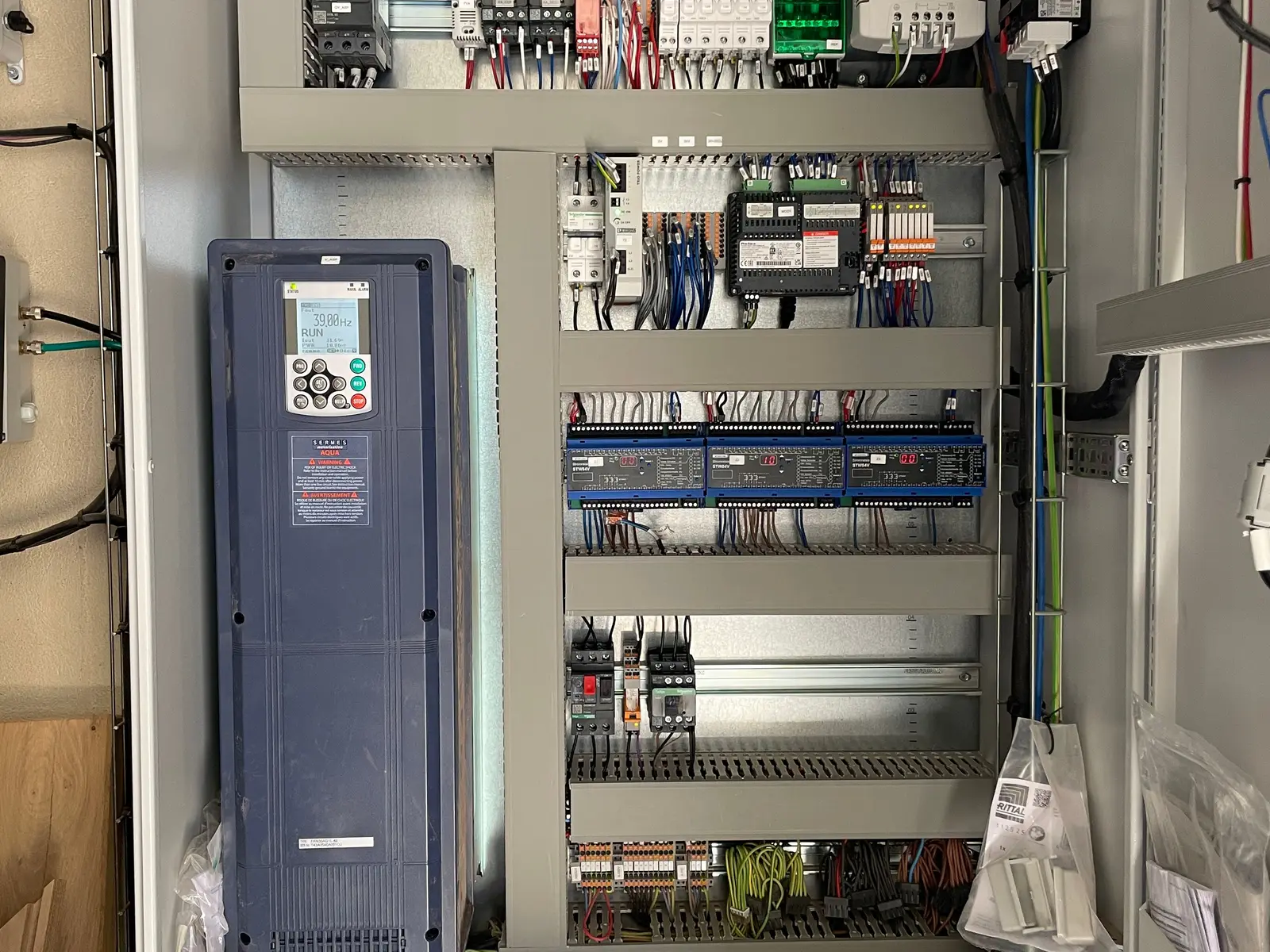 Armoire électrique industrielle équipée d’un variateur de vitesse, câblée par MECAB