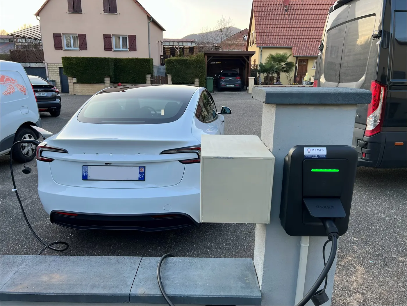 Borne de recharge IRVE installée par MECAB et véhicule électrique en charge