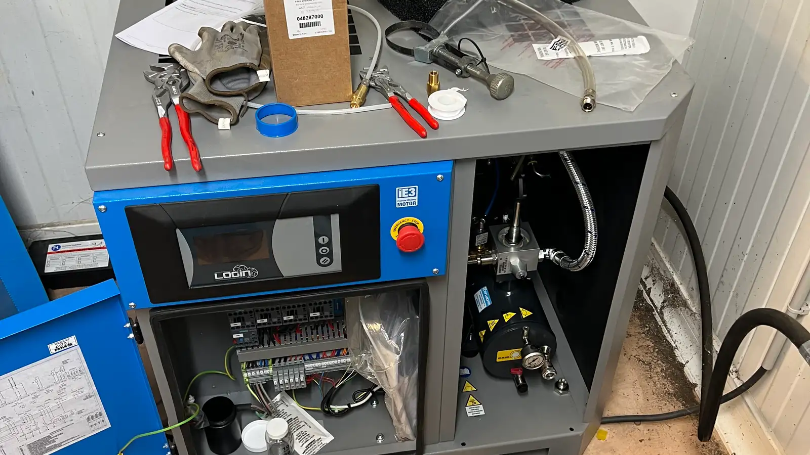Compresseur à vis ouvert en cours de révision, outillage posé sur la machine