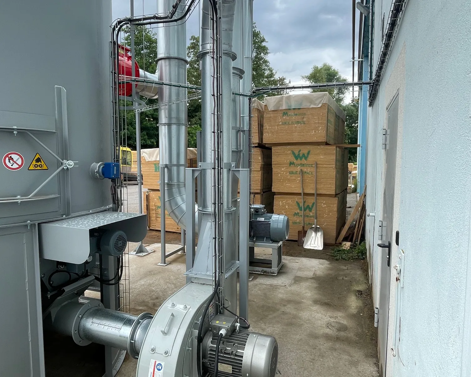 Raccordement électrique des moteurs et ventilateurs d'une installation de dépoussiérage industriel réalisée par MECAB