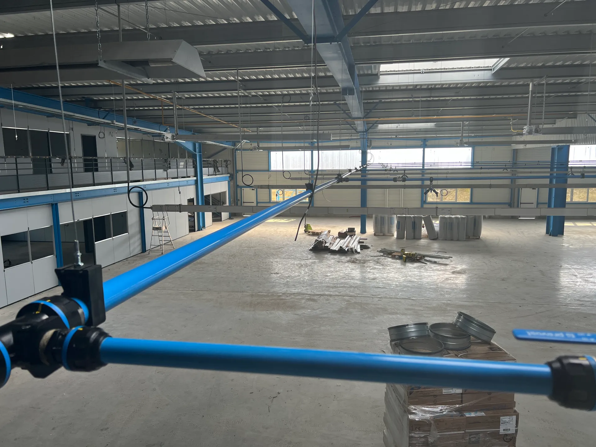 Réseau d'air comprimé aérien dans un atelier